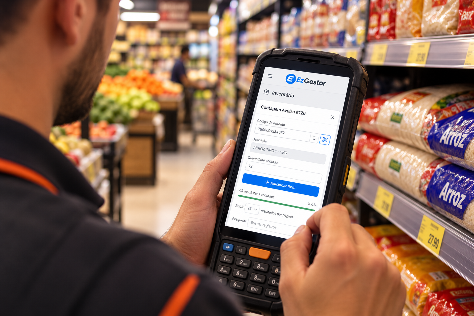 Conferente de supermercado fazendo inventário com coletor de dados usando o EzGestor